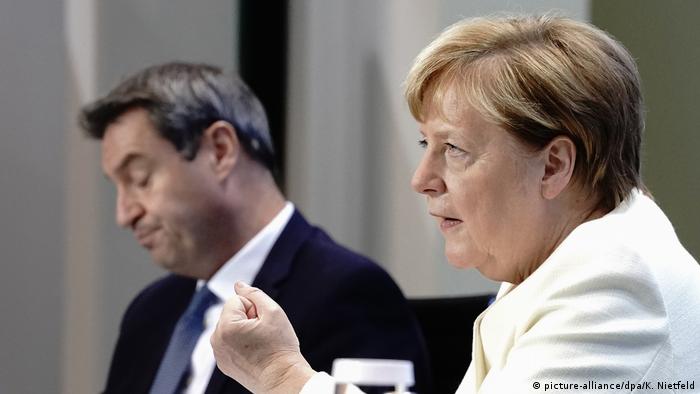 Канцлерката Меркел и баварският премиер Зьодер дават съвместна пресконференция след консултациите с министър-председателите на отделните провинции