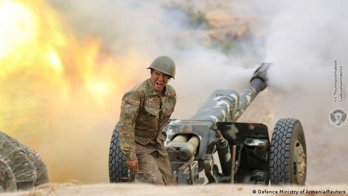 Артиллерия самопровозглашенной НКР ведет огонь по позиция азербайджанских военных, 29 сентября