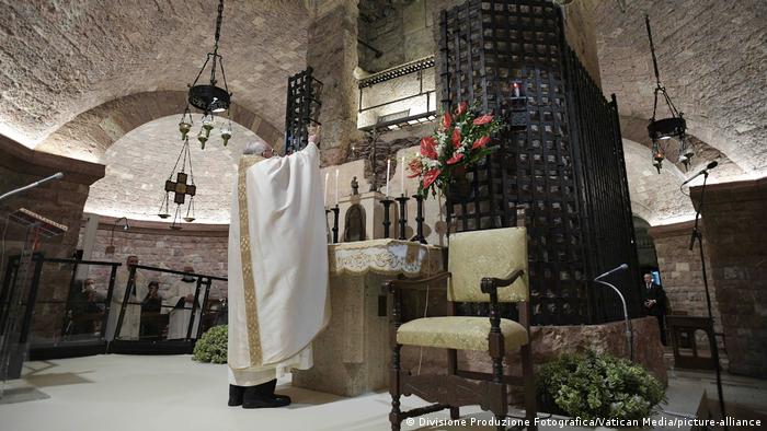 Italien Papst Franziskus in der Pilgerstadt Assisi (Divisione Produzione Fotografica/Vatican Media/picture-alliance)