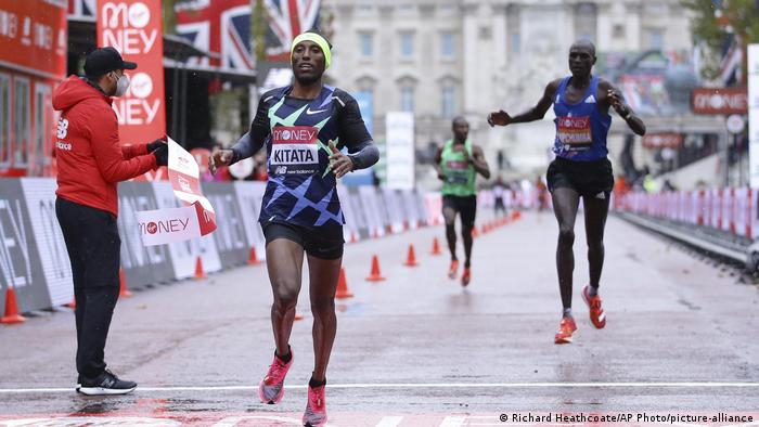 Shura Kitata ashinda mbio za London Marathon, huku bingwa mara nne wa mbio hizo Eliud Kipchoge akimaliza katika nafasi ya nane