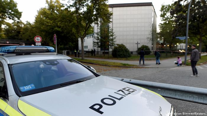 Полиция возле здания синагоги в Гамбурге