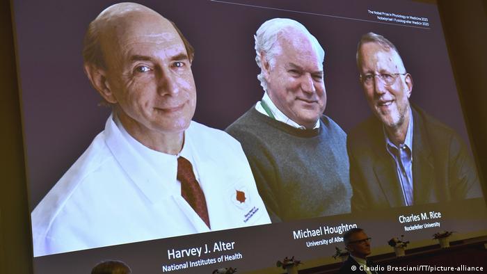 Лауреаты Нобелевской премии 2020 года по медицине американские вирусологи Харви Олтер, Майкл Хаутон и Чарльз Райс