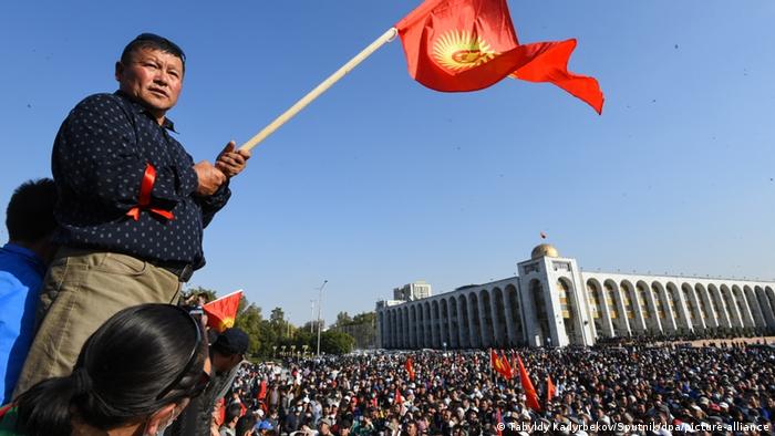 В Бишкеке тысячи людей протестуют против результатов выборов в парламент |  Новости из Германии о событиях в мире | DW | 05.10.2020