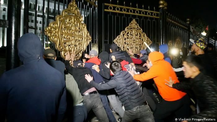 حمله معترضان به مقر دولت در بیشکک، پنجم اکتبر ۲۰۲۰