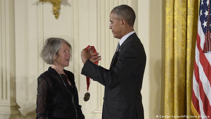 Louise Glück es galardonada por Barack Obama.