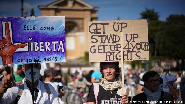Italien Rom | Coronavirus | Protest gegen Maßnahmen (Andrew Medichini/AP Photo/picture-alliance)