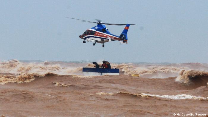 Vietnam Unwetter l Überflutung, Rettungsaktion via Helikopter in Cua Viet (Ho Cau/VNA /Reuters)