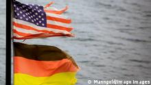 Symbolbild Wirtschaftsbeziehungen Deutschland USA | Flaggen (Manngold/imago images)