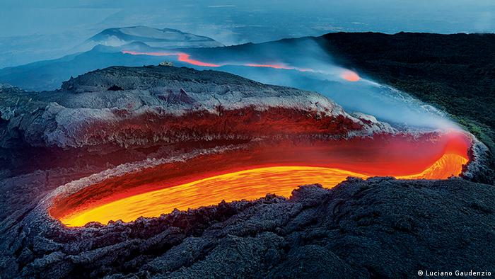 A lava flui no lado sul do Monte Etna, na Sicília.
