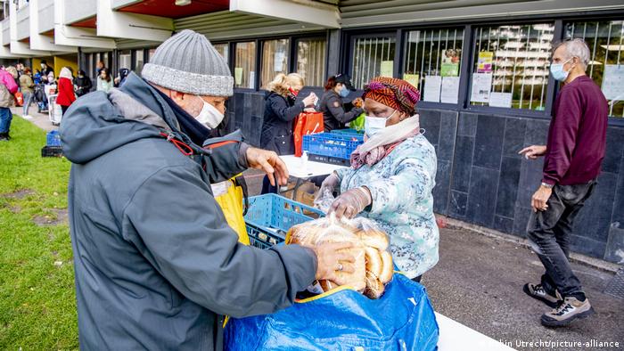 Alimentos donados para personas que han perdido su empleo en Ámsterdam