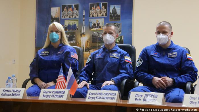 La astronauta estadounidense Kathleen Rubins y los rusos Serguéi Ryjikov y Serguéi Kud-Svershkov en una rueda de prensa un día antes del despegue (13.10.2020)