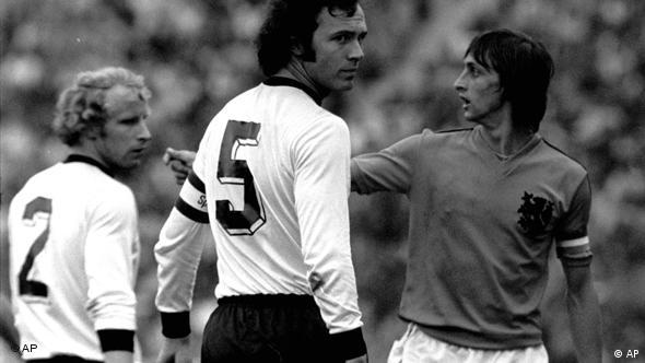 1974 Dünya Futbol Şampiyonası finalinden bir kare. Soldan sağa: Berti Vogts, Franz Beckenbauer ve Johann Cruyff