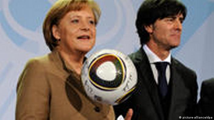 Angela Merkel und Joachim Löw Februar 2010 (picture-alliance/dpa)