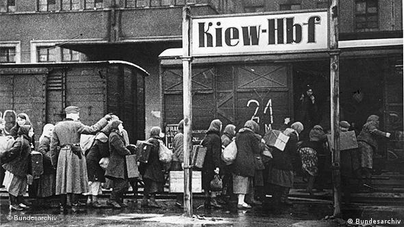 Киев, 1942 год. Отправка подневольных рабочих в Германию