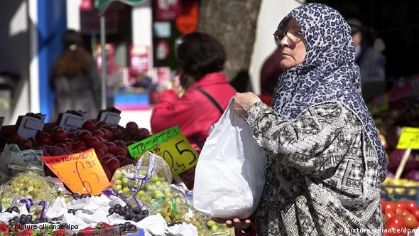 Τούρκοι πολίτες καλούνται να βάλουν το χέρι όλο και πιο βαθιά στην τσέπη