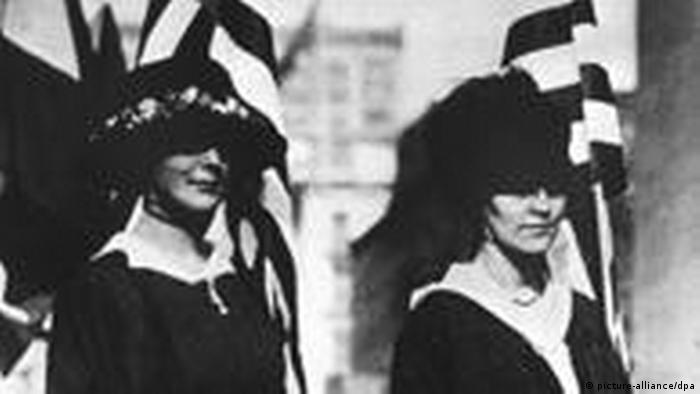 Fotoğrafta 1917 yılında ABD'li kadınlar, 1 milyon imzayla seçme ve seçilme hakkı için yürüyüş yaparken görülüyor. ABD’li kadınlar neredeyse yarım asırlık bir mücadelenin sonucunda 1920 yılında yasal olarak seçme ve seçilme haklarına kavuştular. 