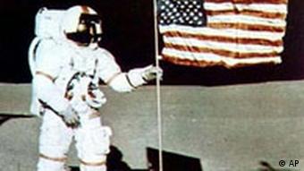 نیل آرمسترانگ با پرچم آمریکا بر روی ماه